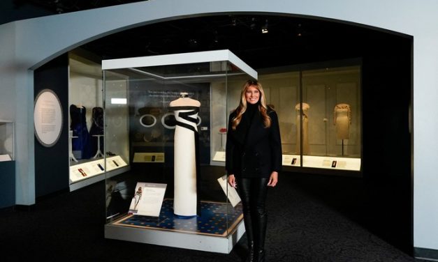 Melania Trump Bicara Kehebatan Fashion AS, Tapi Pakai Baju Brand Eropa