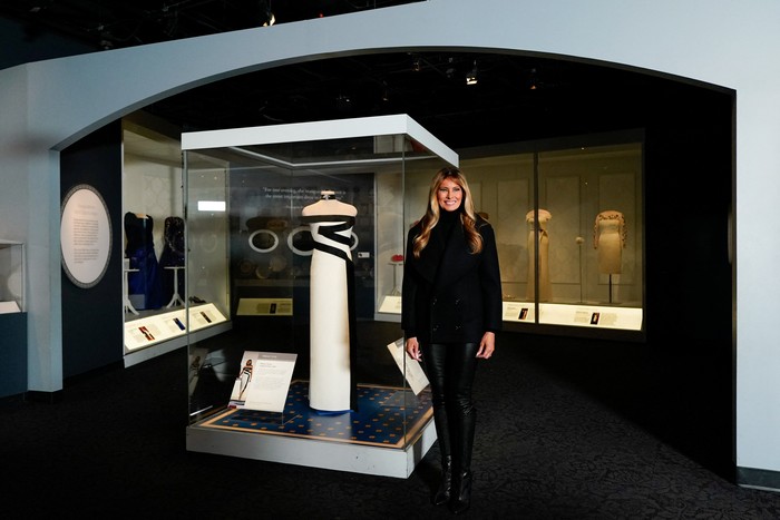 Melania Trump Bicara Kehebatan Fashion AS, Tapi Pakai Baju Brand Eropa