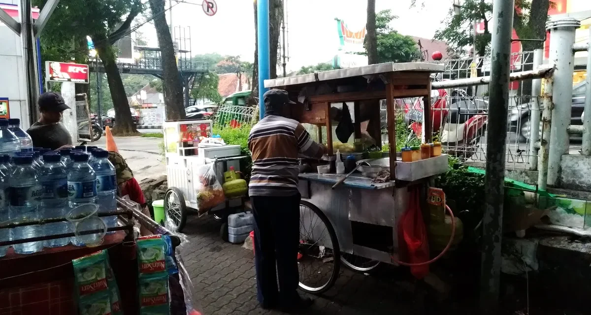 Bakso Superindo Dago: Antriannya Yang Tak Pernah Surut