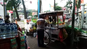 Bakso Superindo Dago: Antriannya Yang Tak Pernah Surut