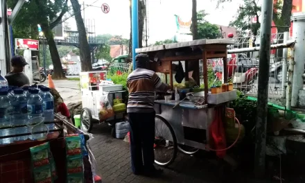 Bakso Superindo Dago: Antriannya Yang Tak Pernah Surut