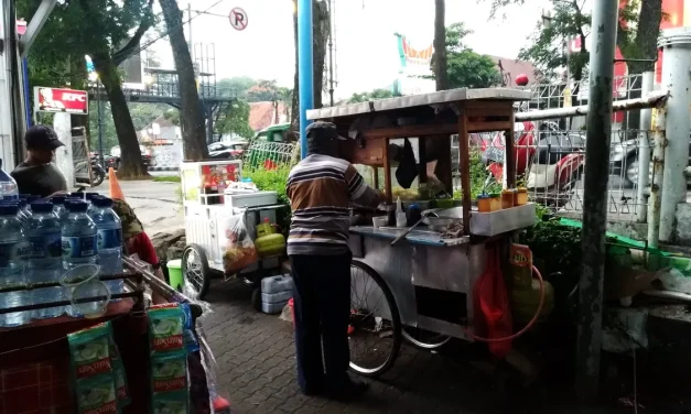 Bakso Superindo Dago: Antriannya Yang Tak Pernah Surut