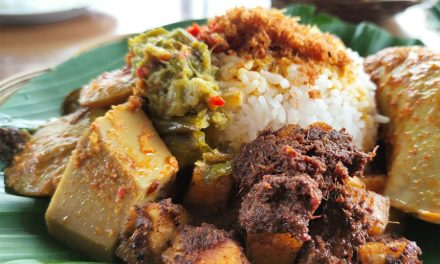 Nasi Kapau Khas Minang: Sensasi Kuliner Padang Kaya Rasa