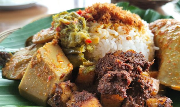 Nasi Kapau Khas Minang: Sensasi Kuliner Padang Kaya Rasa