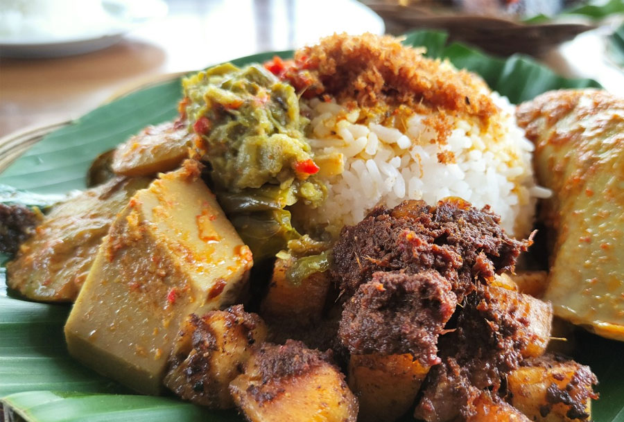Nasi Kapau Khas Minang: Sensasi Kuliner Padang Kaya Rasa