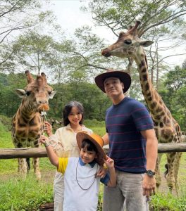 Potret Hangat Fadly Faisal Dan Fuji Ajak Keponakan Ke Safari