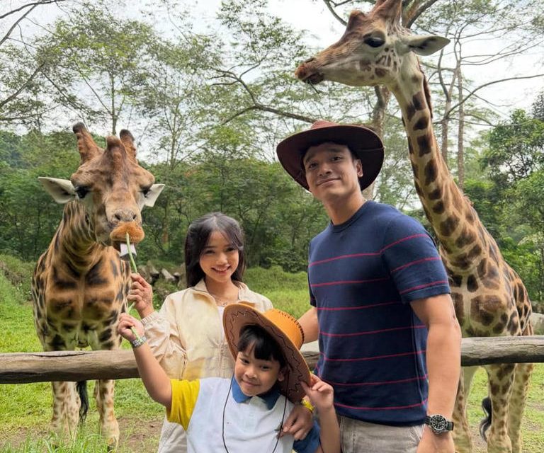 Potret Hangat Fadly Faisal Dan Fuji Ajak Keponakan Ke Safari