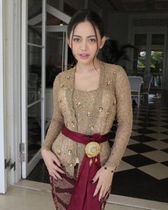 Elegan Dan Glamor: Inspirasi Kebaya Payet Dan Hiasan Mutiara