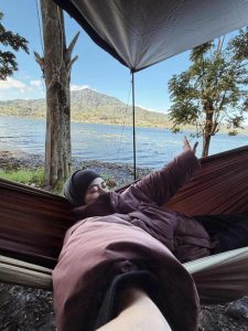 Seru Abis! Keluarga Ayudia Camping Santai Di Danau Buyan