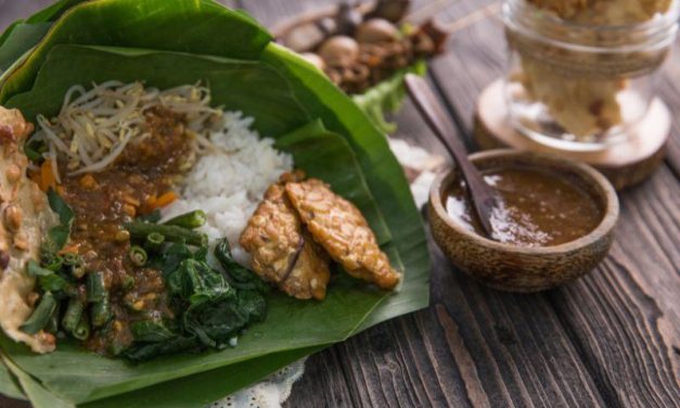 Kuliner Pecel Pincuk Garahan: Cita Rasa Tradisional Melegenda