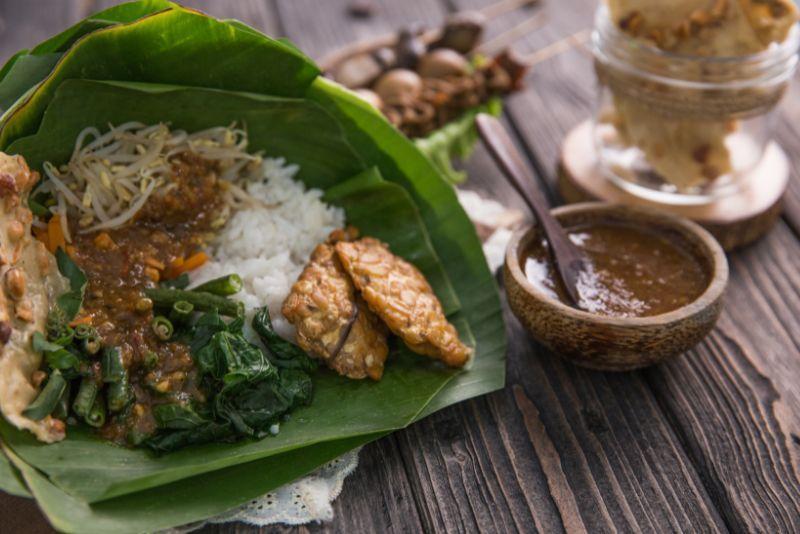 Kuliner Pecel Pincuk Garahan: Cita Rasa Tradisional Melegenda