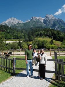 Hangat & Bahagia, Potret Keluarga Nikita Willy Liburan Di Austria
