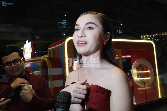 Tak Hanya Sahabat! Kekasih Elina Joerg Beri Hadiah Ke Rebecca