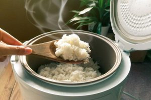 Nasi Pulen Sepanjang Hari! Ini Trik Agar Tidak Kering Dan Lengket